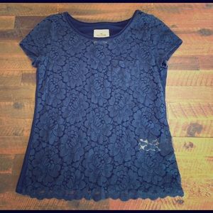 Lacey, navy blue Hollister t-shirt! Used lightly!