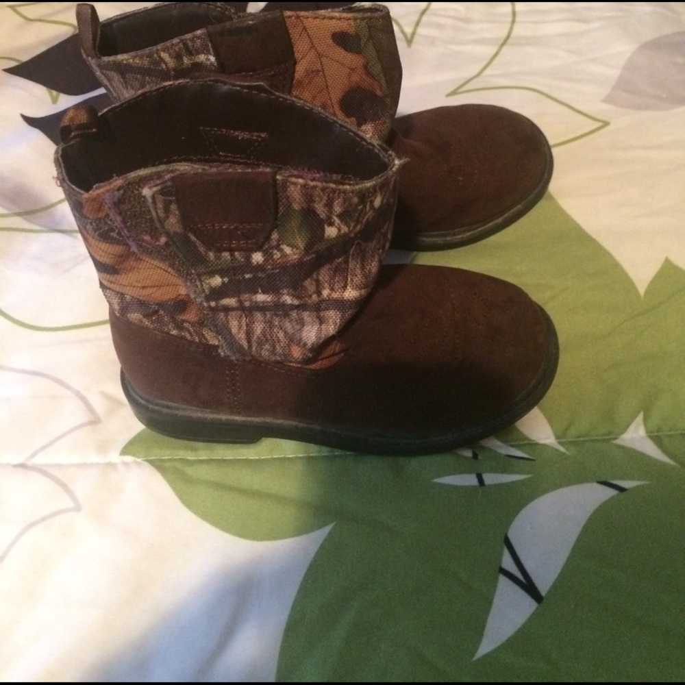 Kids camo boots