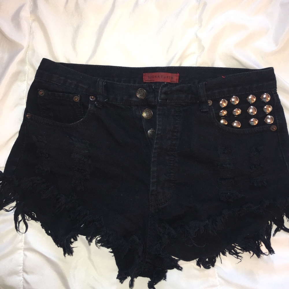 Black distressed highwaisted shorts