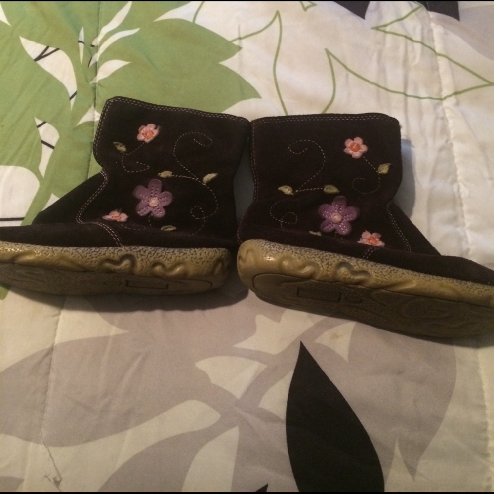 Girls brown suede boots