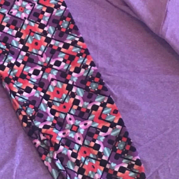 GORGEOUS LulaRoe Carly and Leggings - Picture 3 of 5