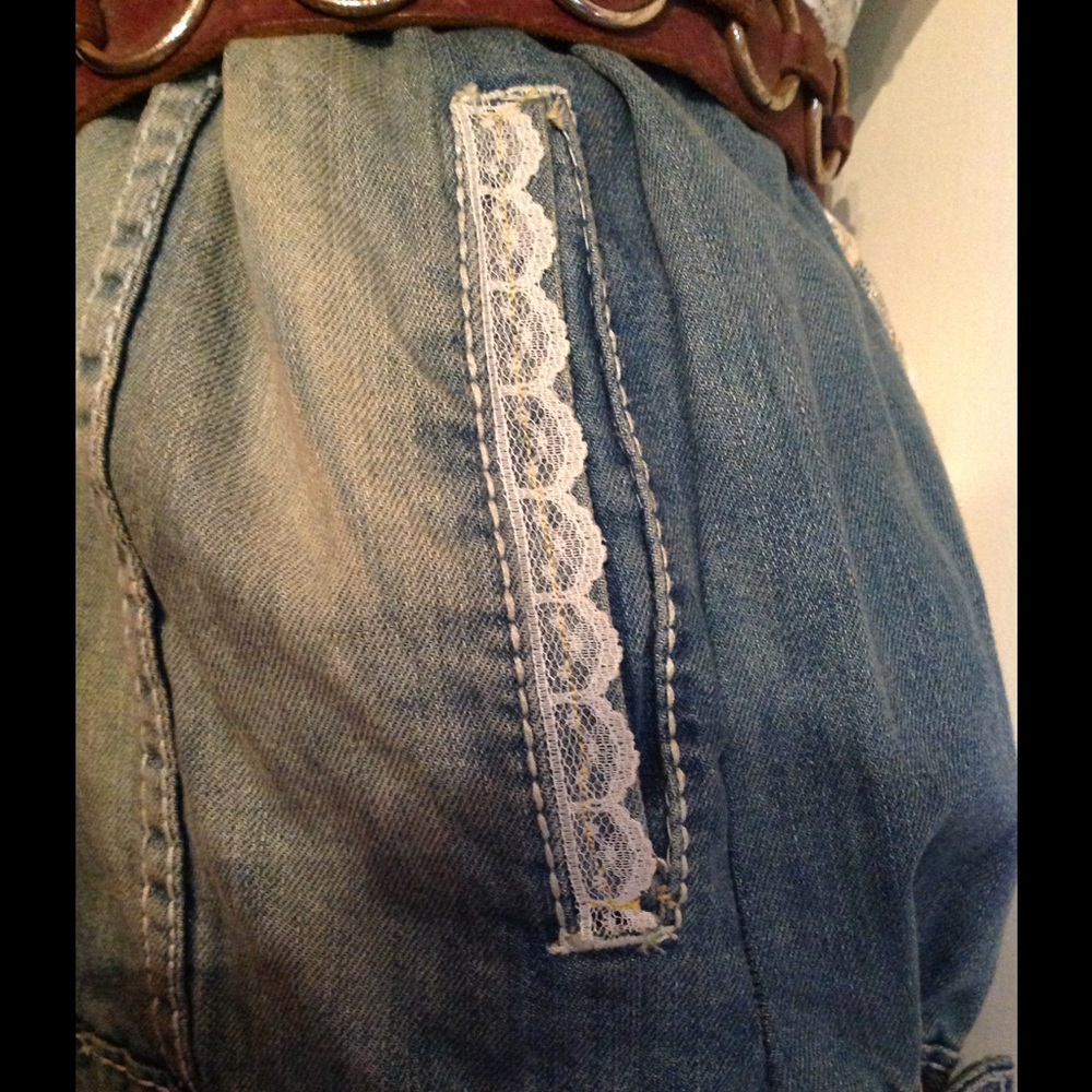 SOLD She's just venom wearin' denim - Picture 4 of 5