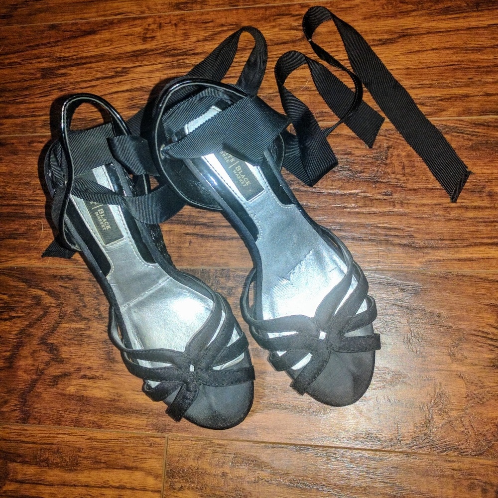 💕{WHBM} Black laced Wedges 🤗