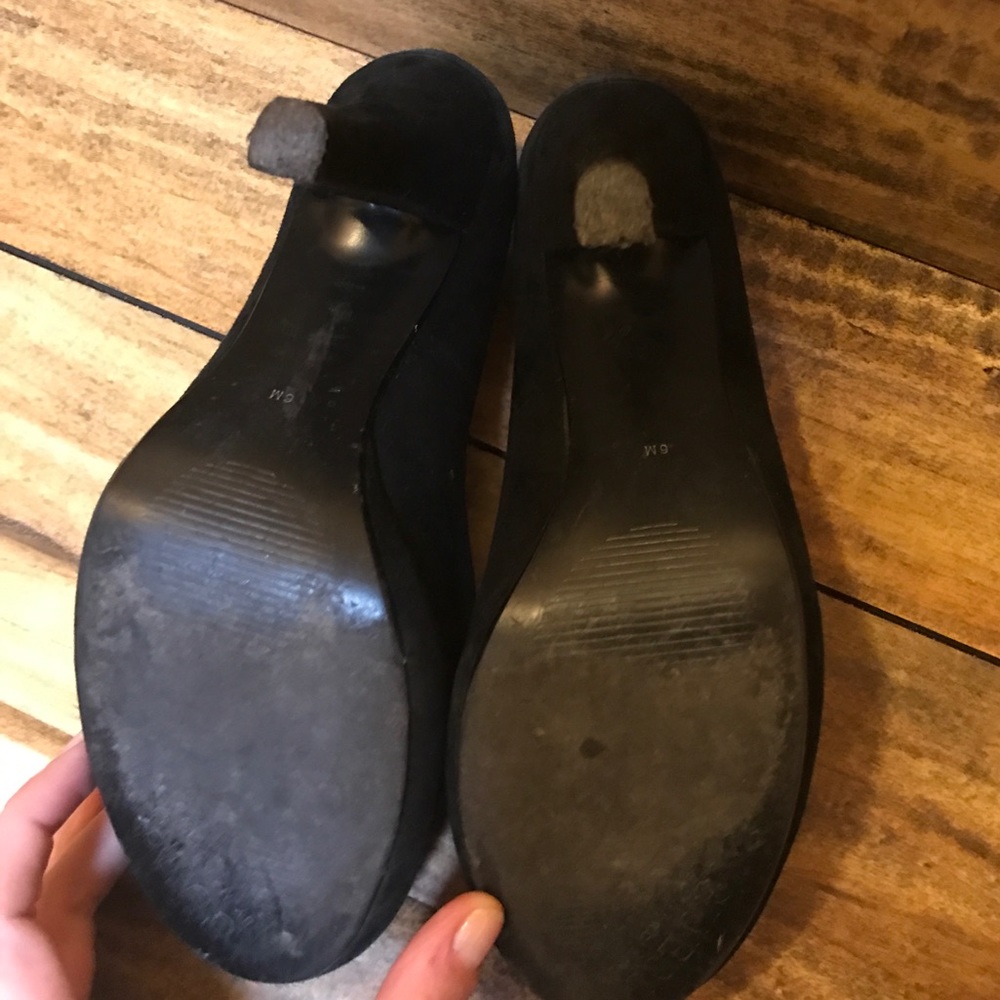 Black guess heels. - Picture 2 of 5