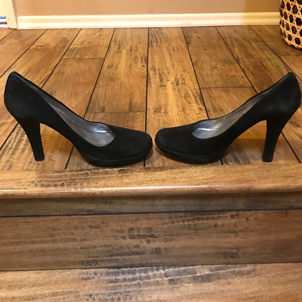 Black guess heels. - Picture 4 of 5