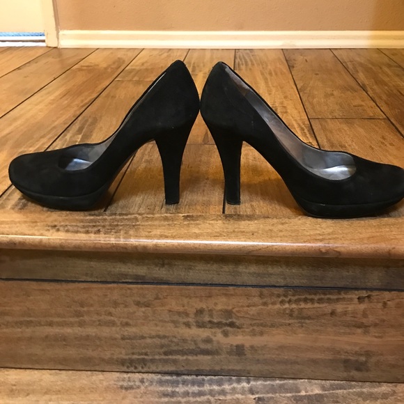 Black guess heels. - Picture 3 of 5