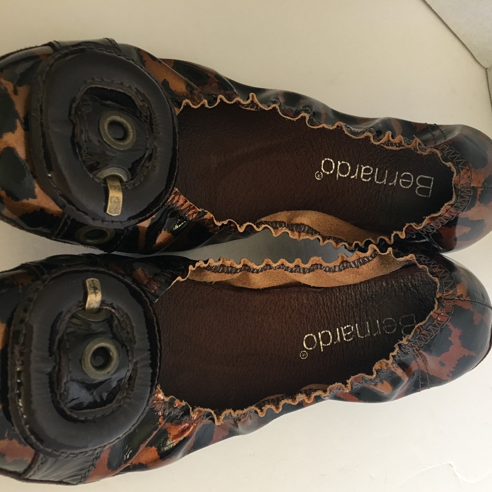 Bernardo patent Leather flats buckle toe 8.5