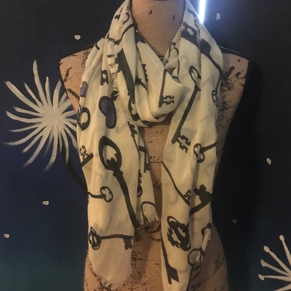 Key patterned scarf