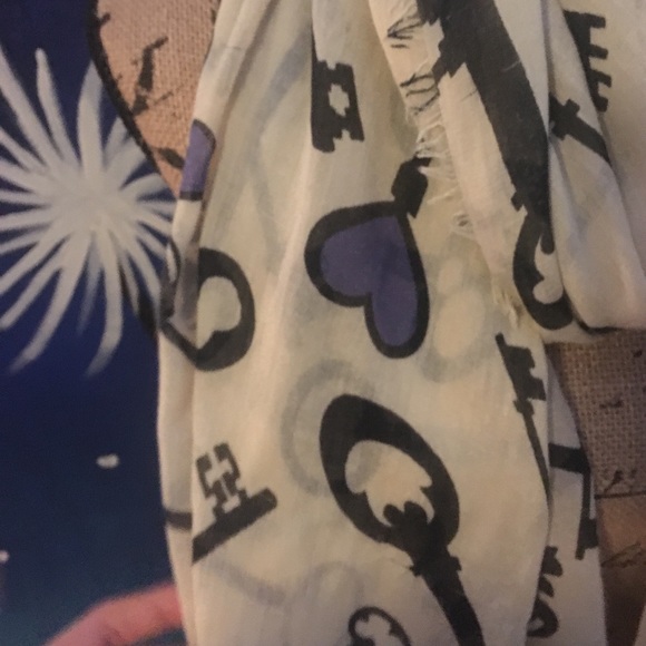 Key patterned scarf - Picture 2 of 2