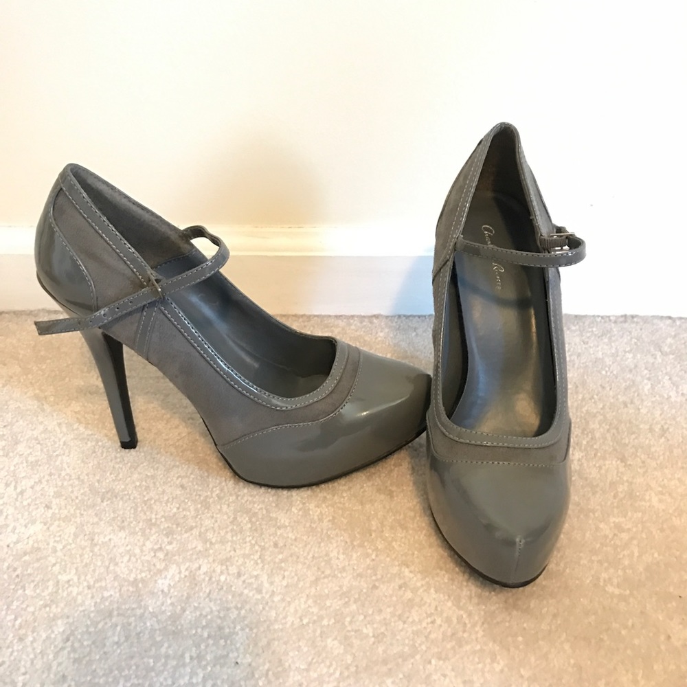 Grey platform pumps
