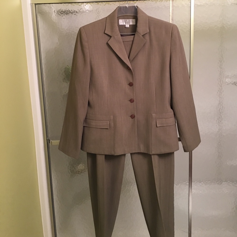 Larry Levine 2 piece silk lined pant suit