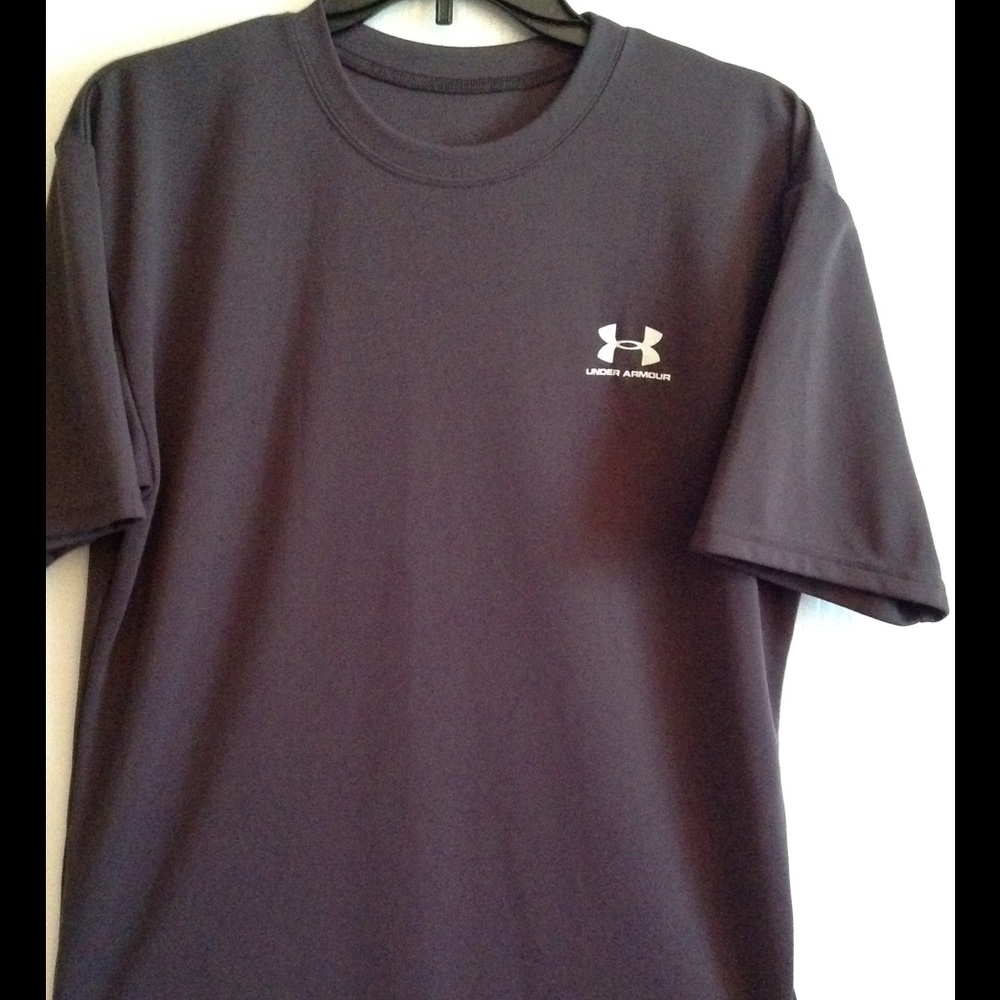 ✅ SALE, Under Armor men's dark gray short sleeve