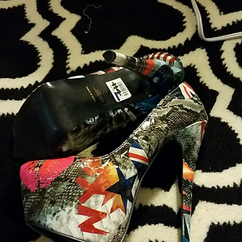 Shoes - Picture 3 of 4