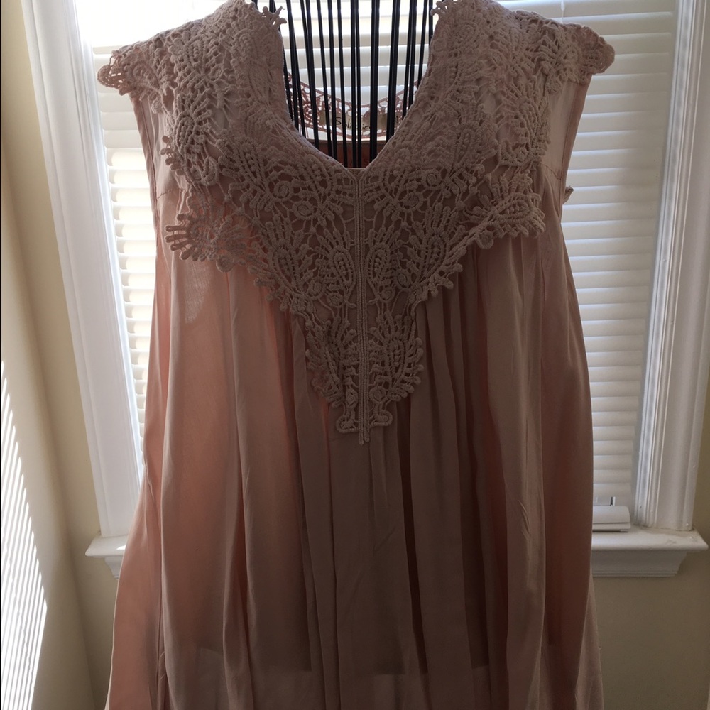Light pink Solitaire top crochet accent size L