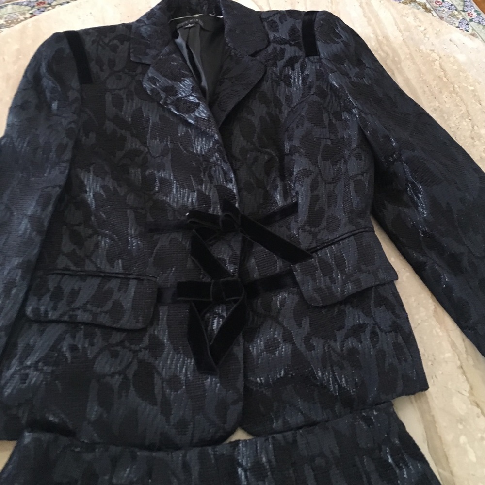 Suit - Picture 2 of 4