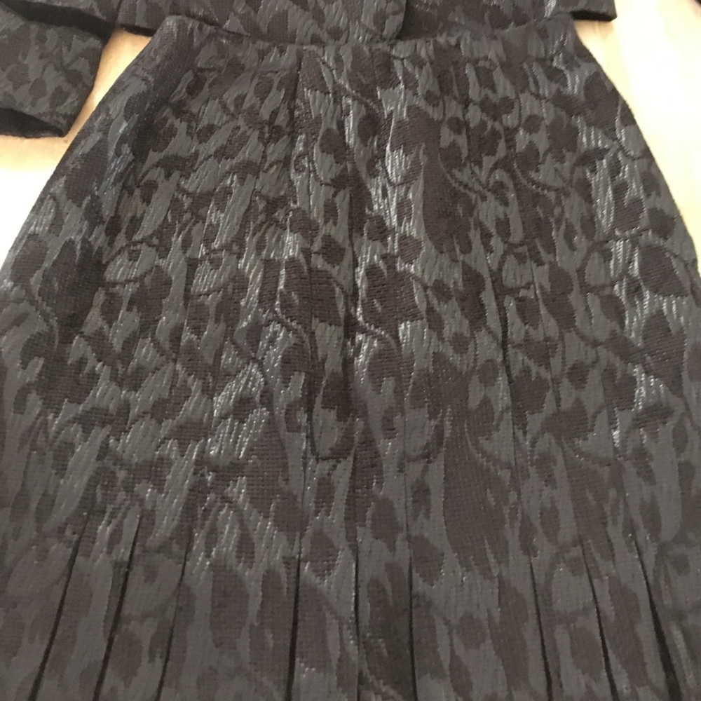 Suit - Picture 3 of 4