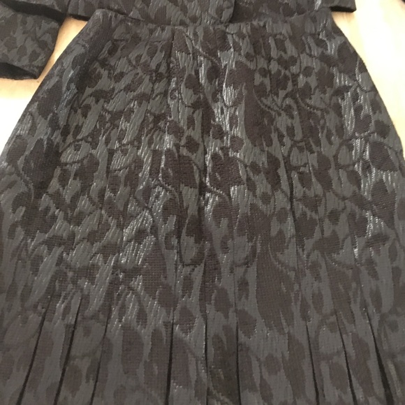 Suit - Picture 3 of 4