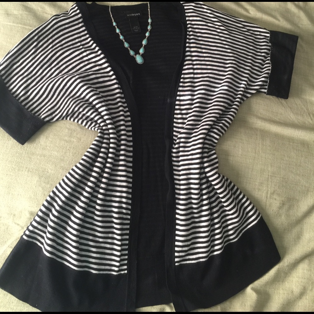 Chic black and white stripe short sleeve sweater