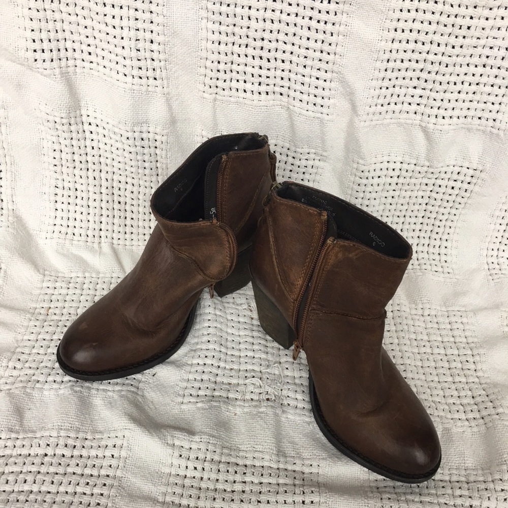 Steve Madden Chocolate Brown Ankle Boots. Size 6.