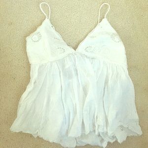 Loose White sleeveless blouse