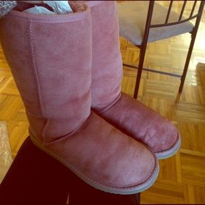 UGG boots in size 7 in red （rare color！）