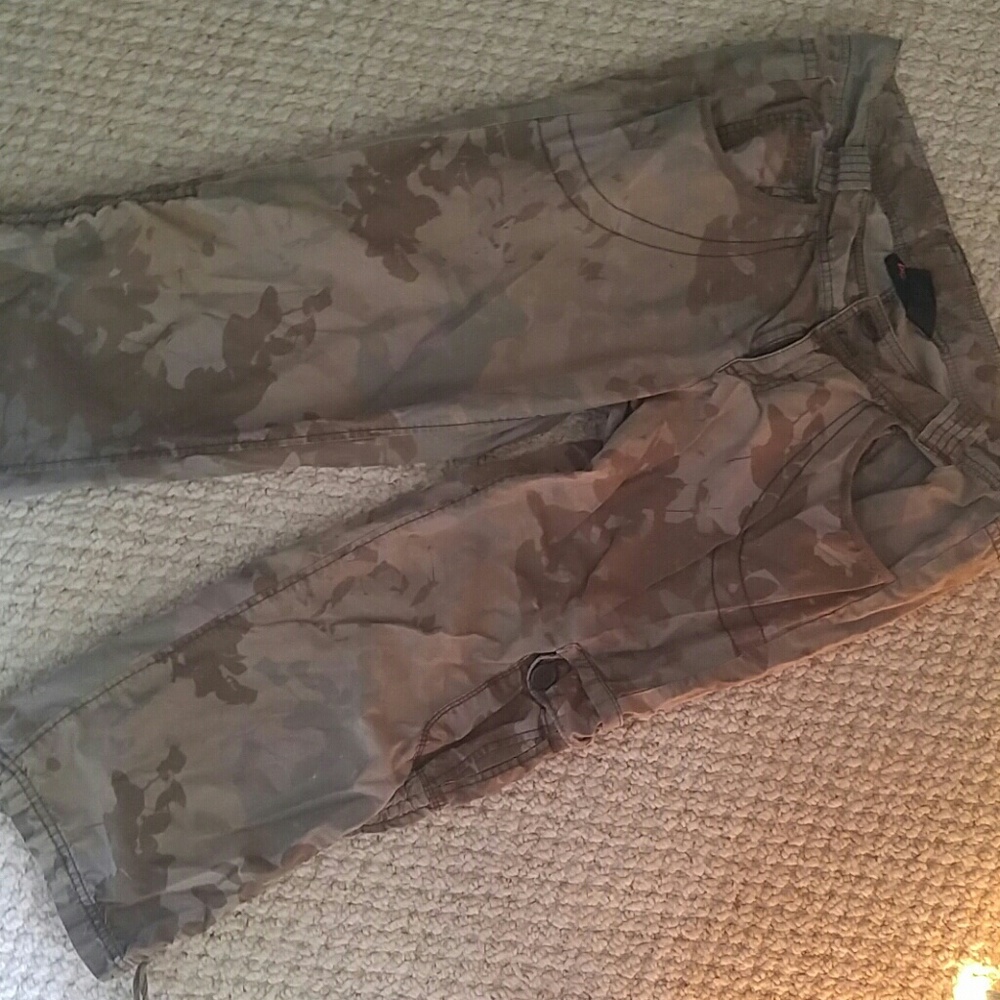 Flower print camo DKNY capris