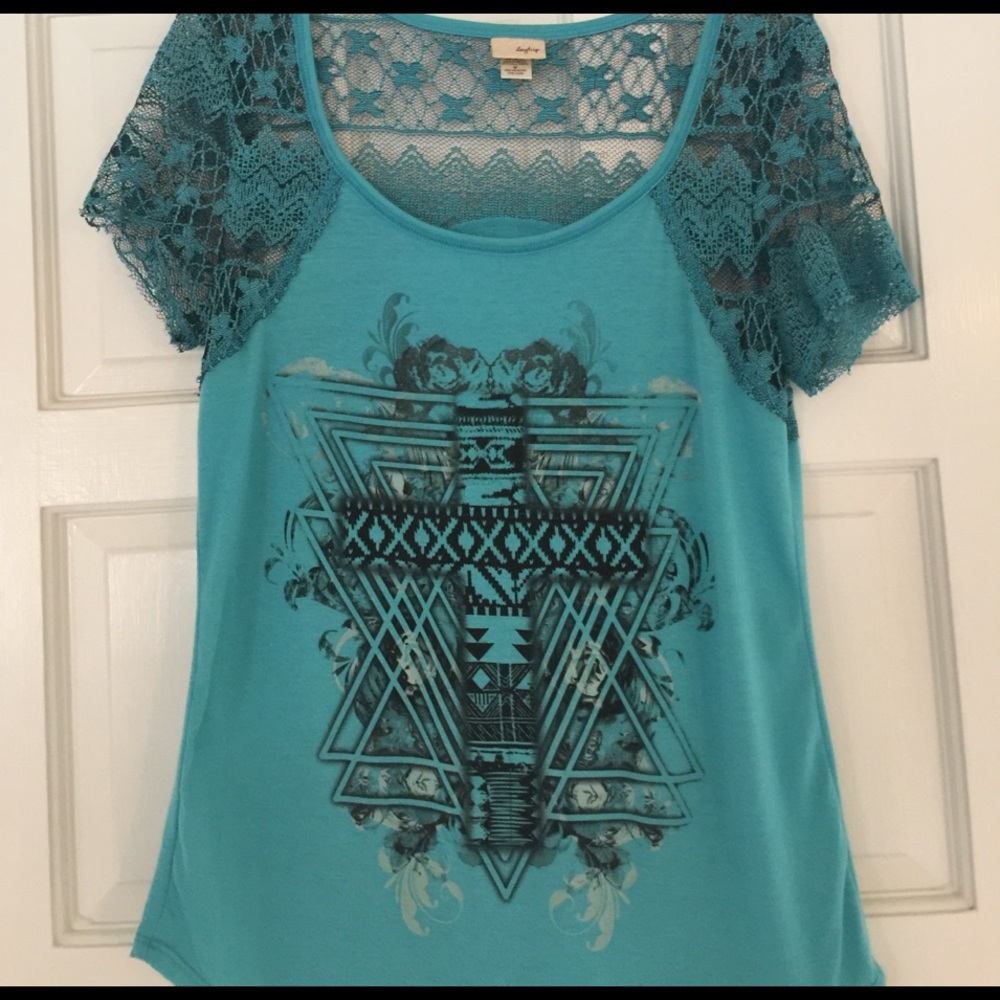 Green, Daytrip top with pretty picture and lace