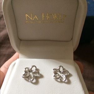 Na Hoku 14k white gold plumeria stud earrings