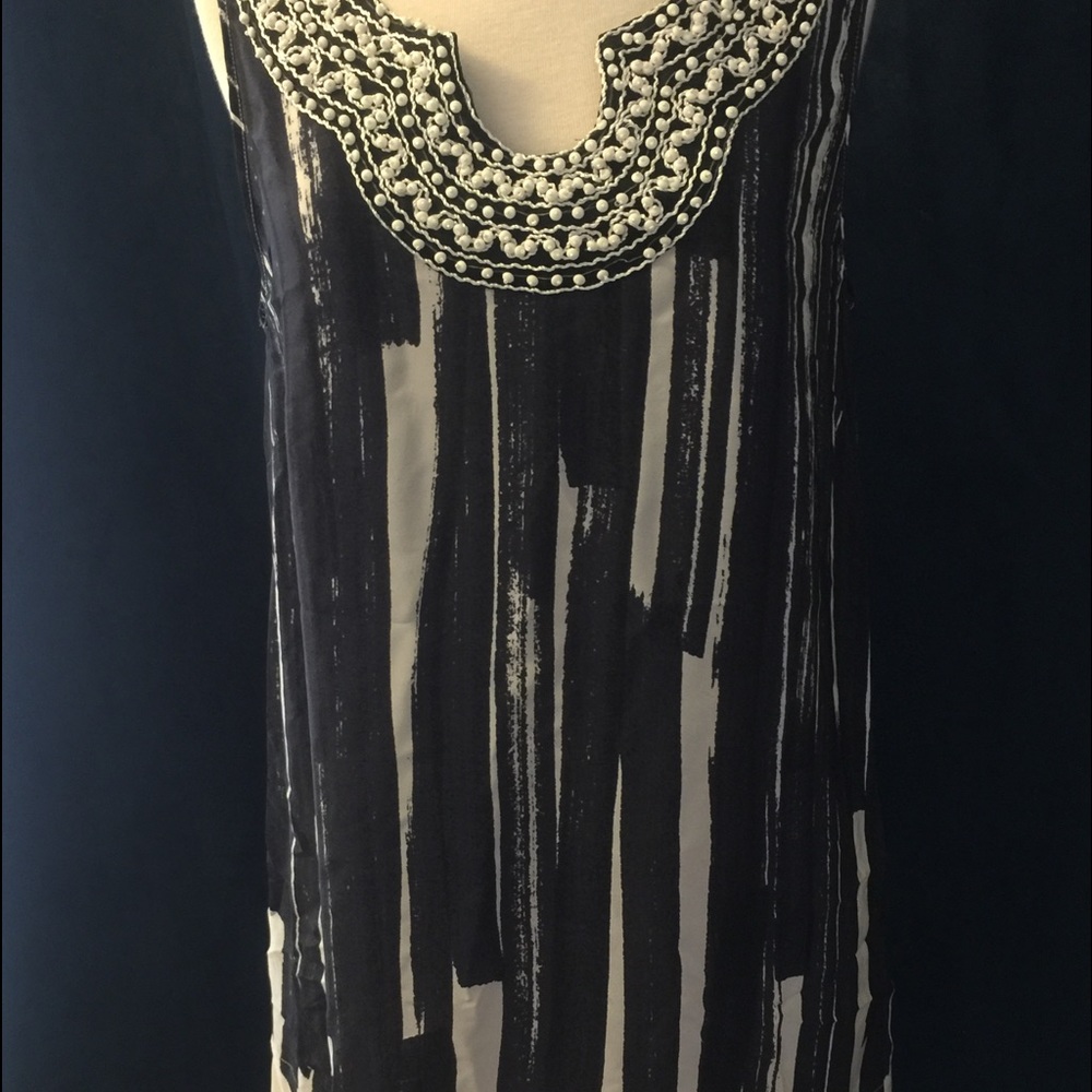 Short sleeve dress w/beaded pearls