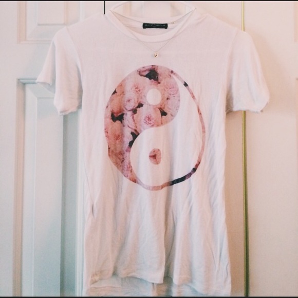 Brandy Melville Tops - Brandy Melville White T-Shirt