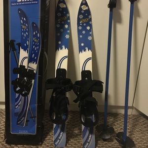 Lucky bums start ski set with universal bindings