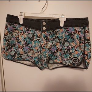 Roxy Boardshorts // Graphic Floral
