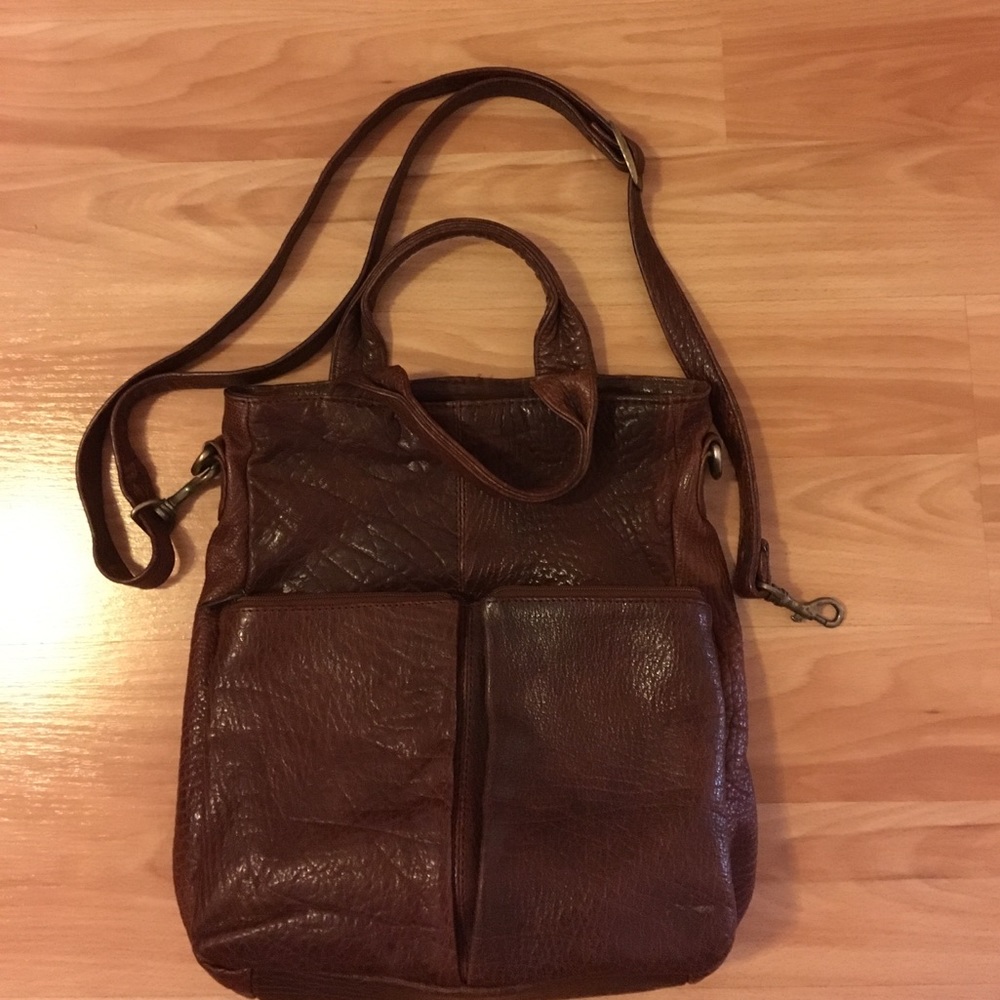 Pre-owned genuine leather Wilson convertible bag.