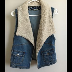 Denim vest with wooly collar