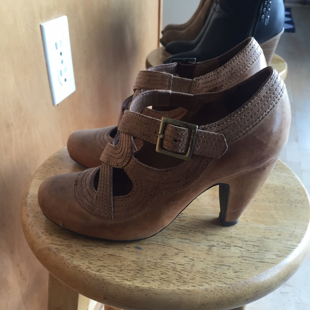 Unique camel heels - Picture 2 of 3