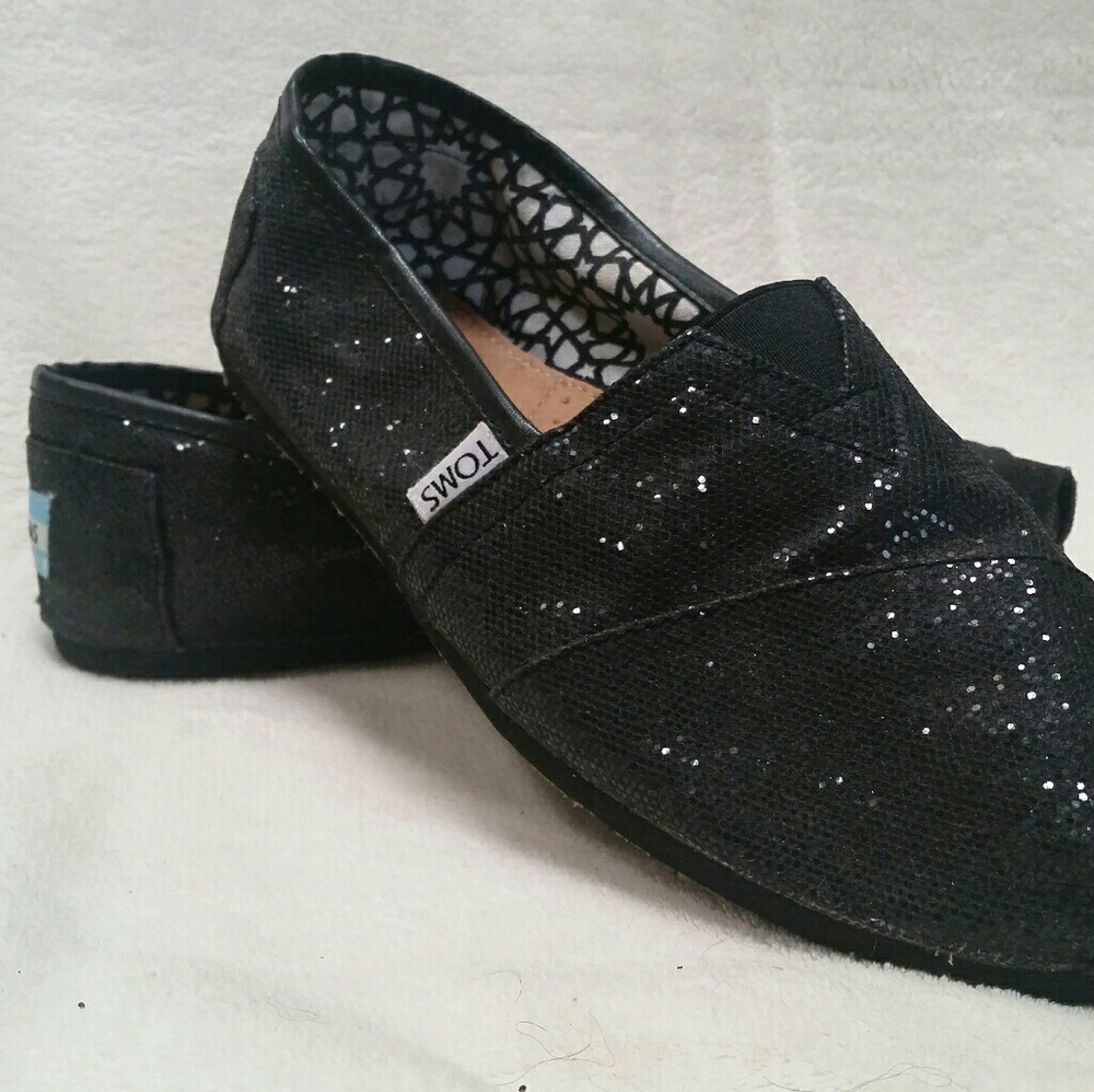 Tom's black glittery shoes