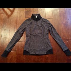 Lululemon Runderful Half Zip in black and gray