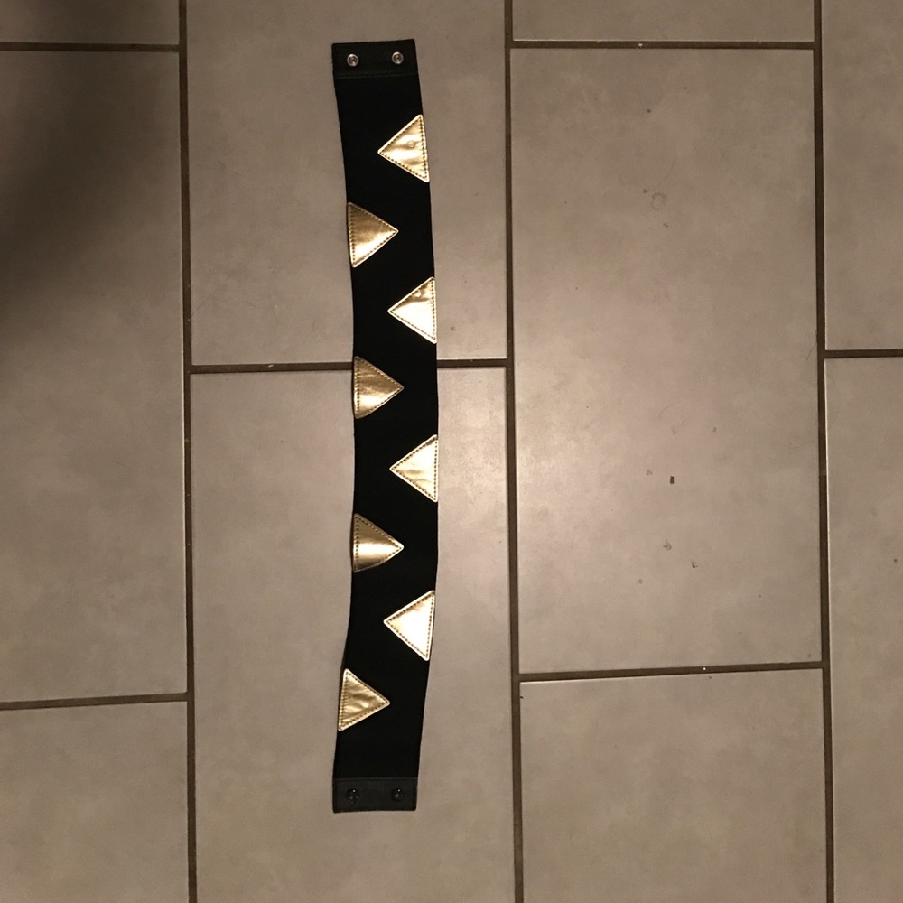 Gold triangle leather and elastic belt