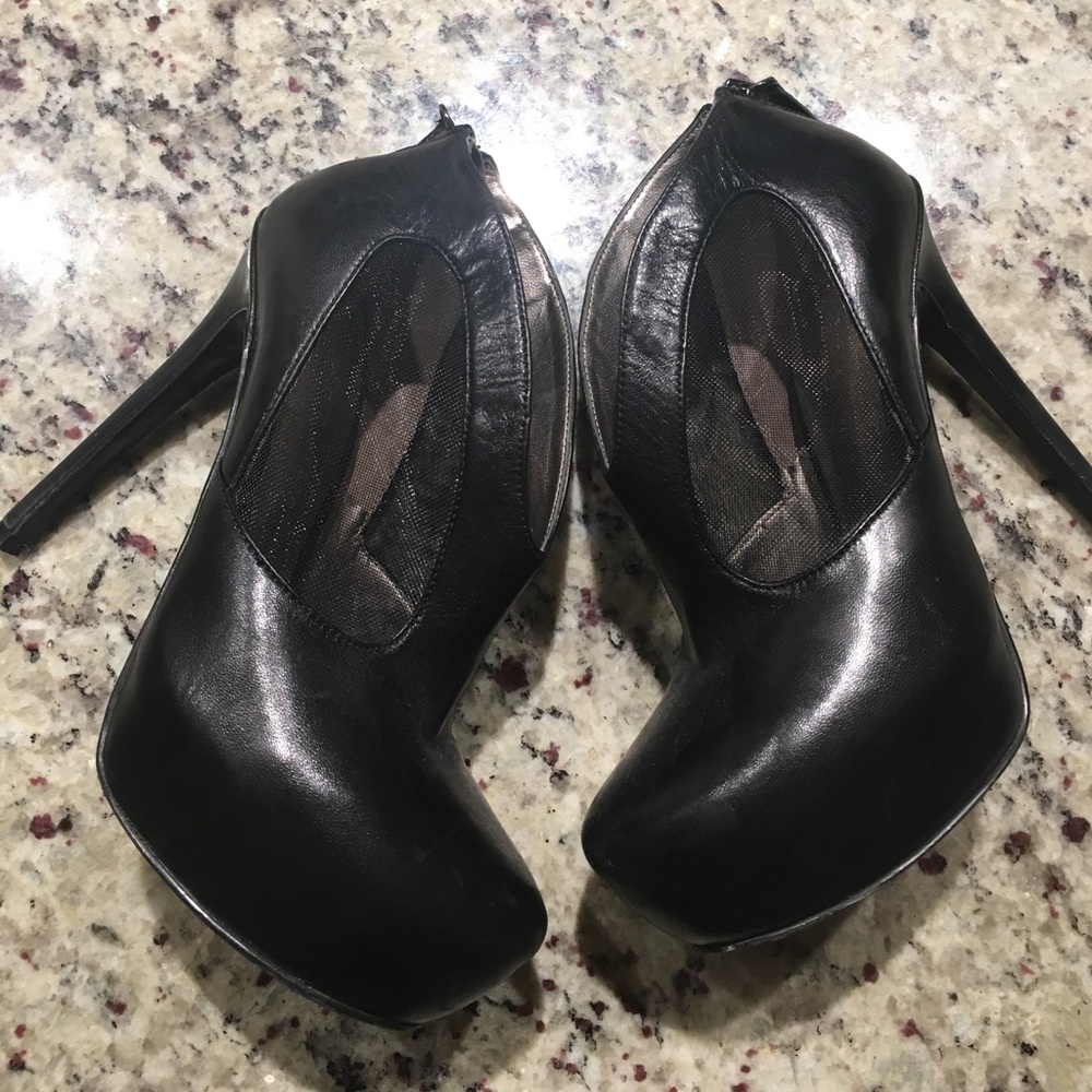 GUESS Booties - Picture 2 of 3