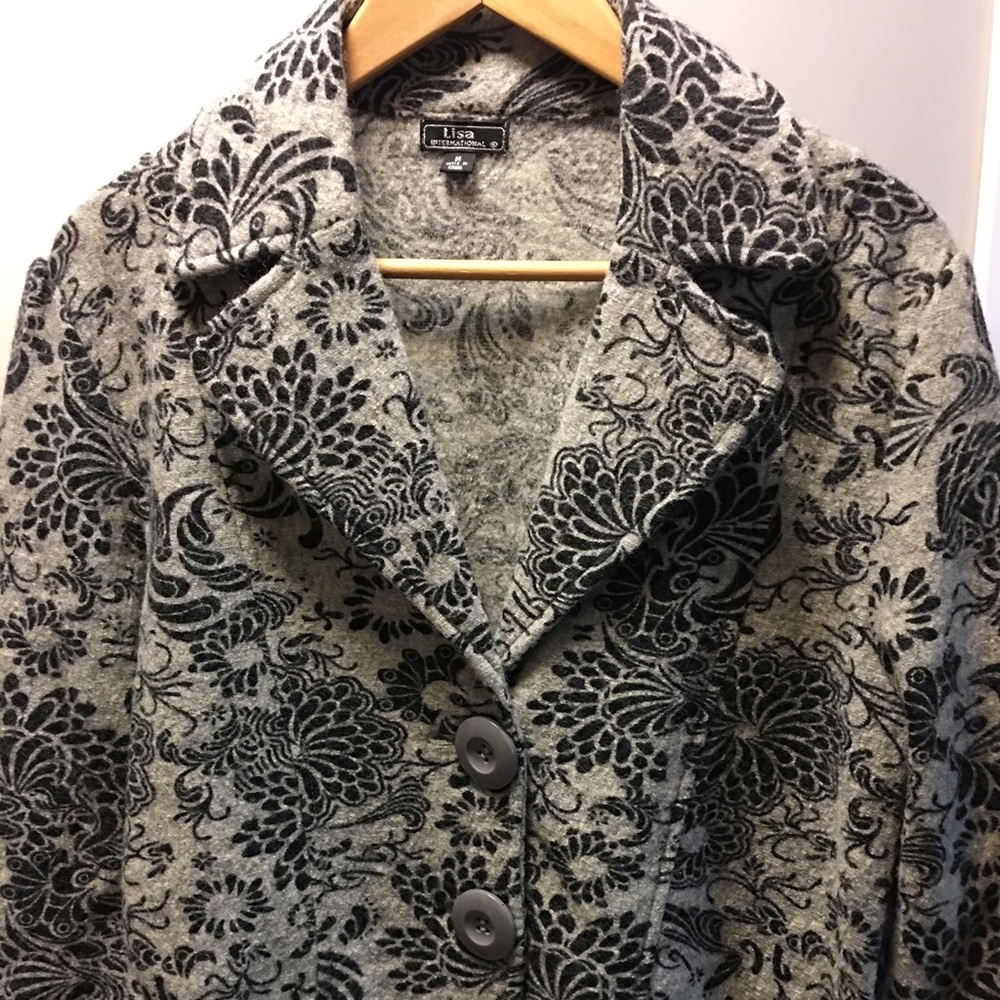Light weight, 3/4 sleeve, ruffled bottom jacket