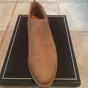 Low cut brown booties side cut out