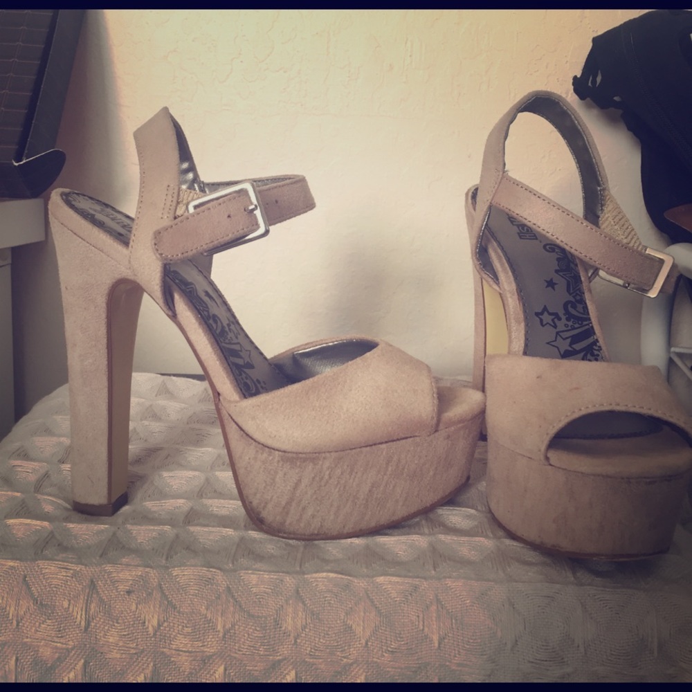 Nude pumps