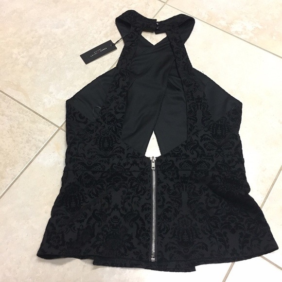 Romeo & Juliet Couture Criss Cross Halter Top - Picture 2 of 3