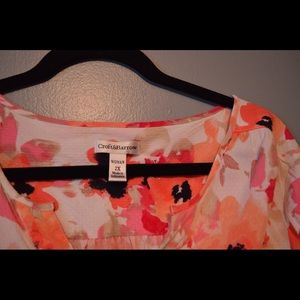3/4 length flower print top