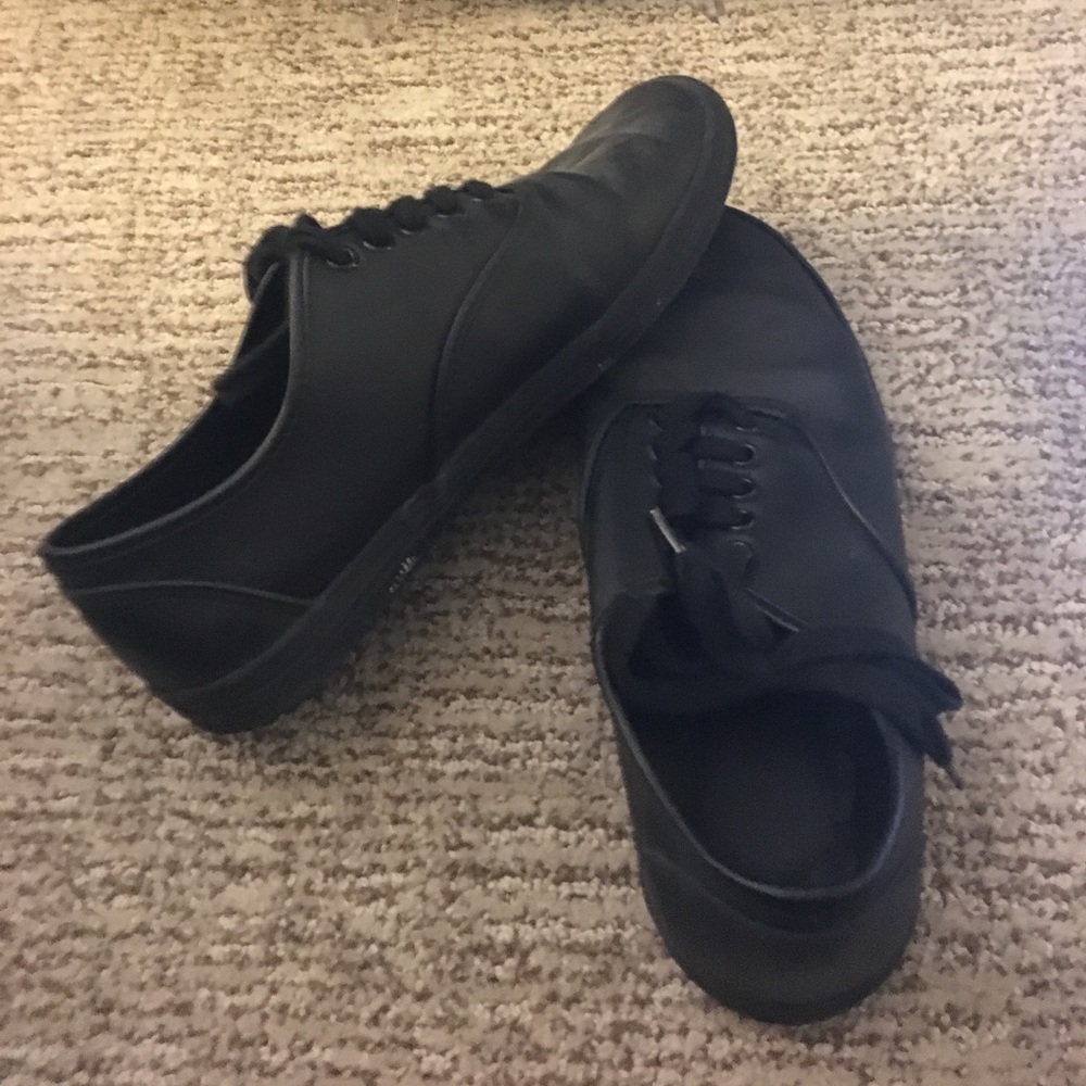Black non slip server shoes