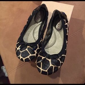 me Too ballet flats (giraffe print). Size 7.