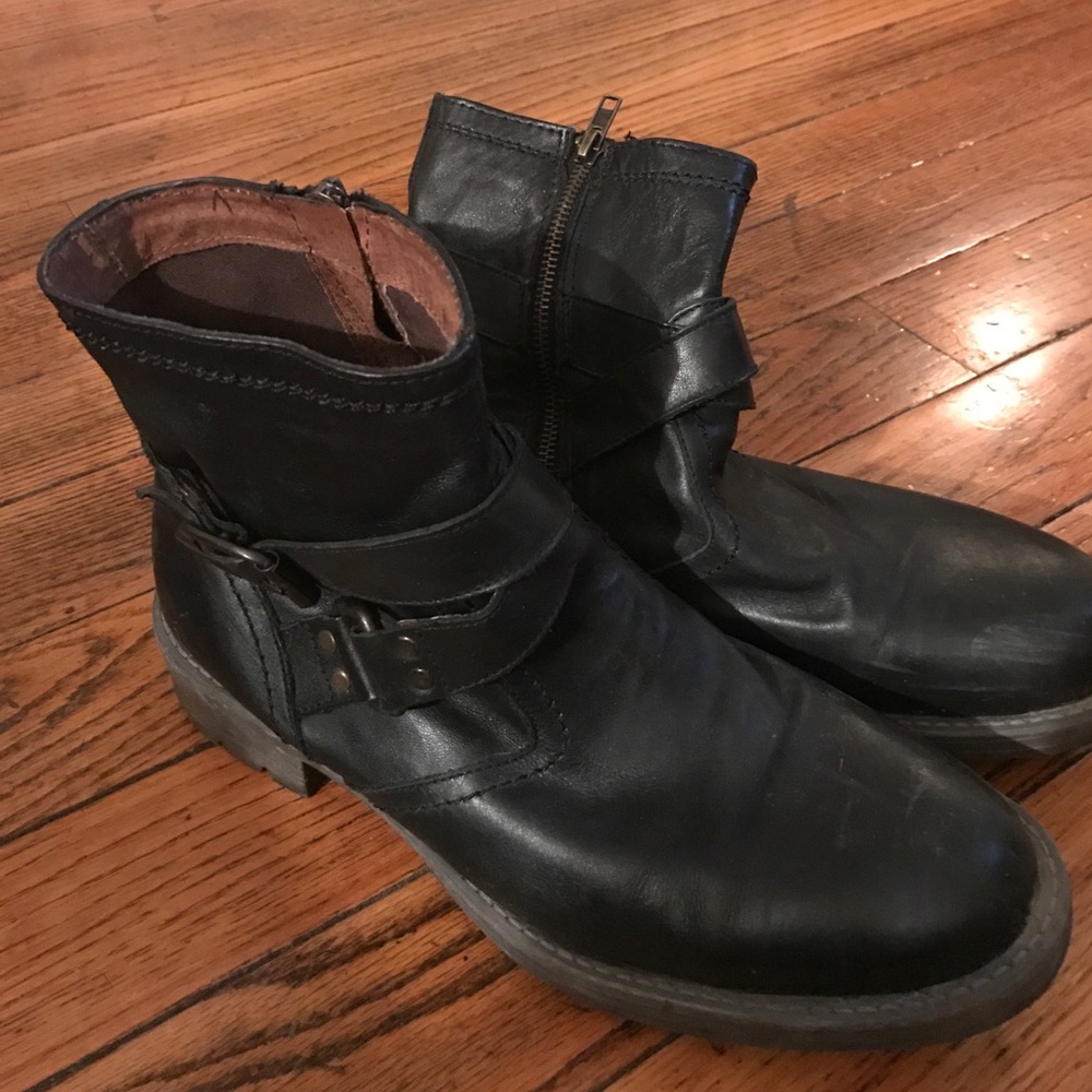 Steve Madden "Napier" zip up boots