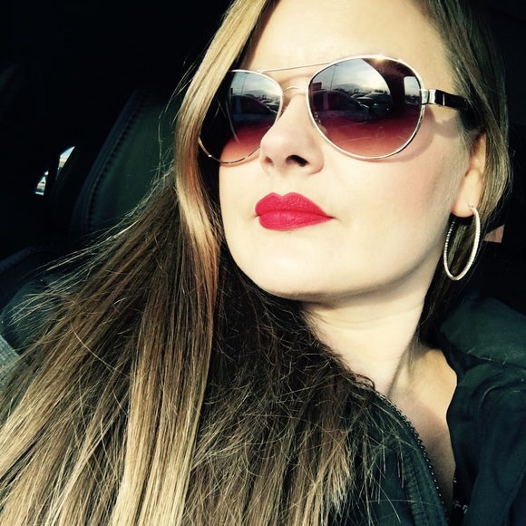 Meet your Posher, Christina - Picture 1 of 1