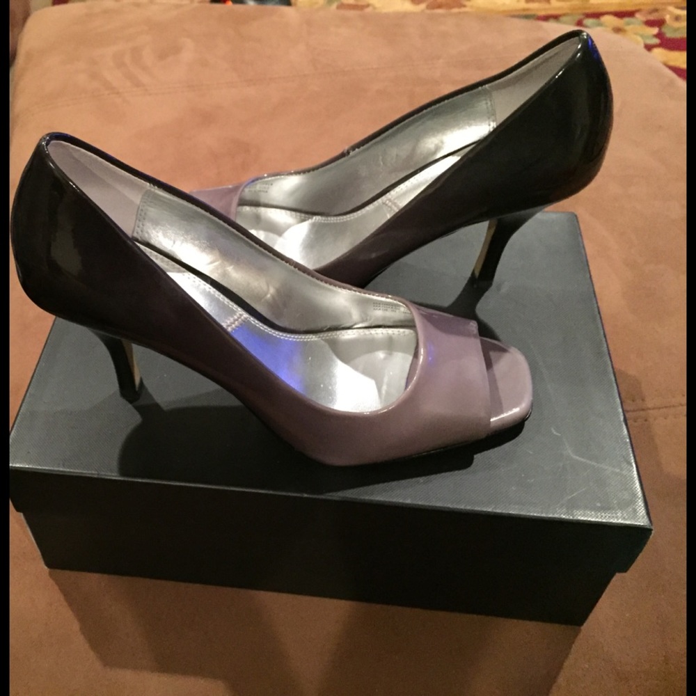 Tahari heels in an ombré grey/black. Size 6.5M.
