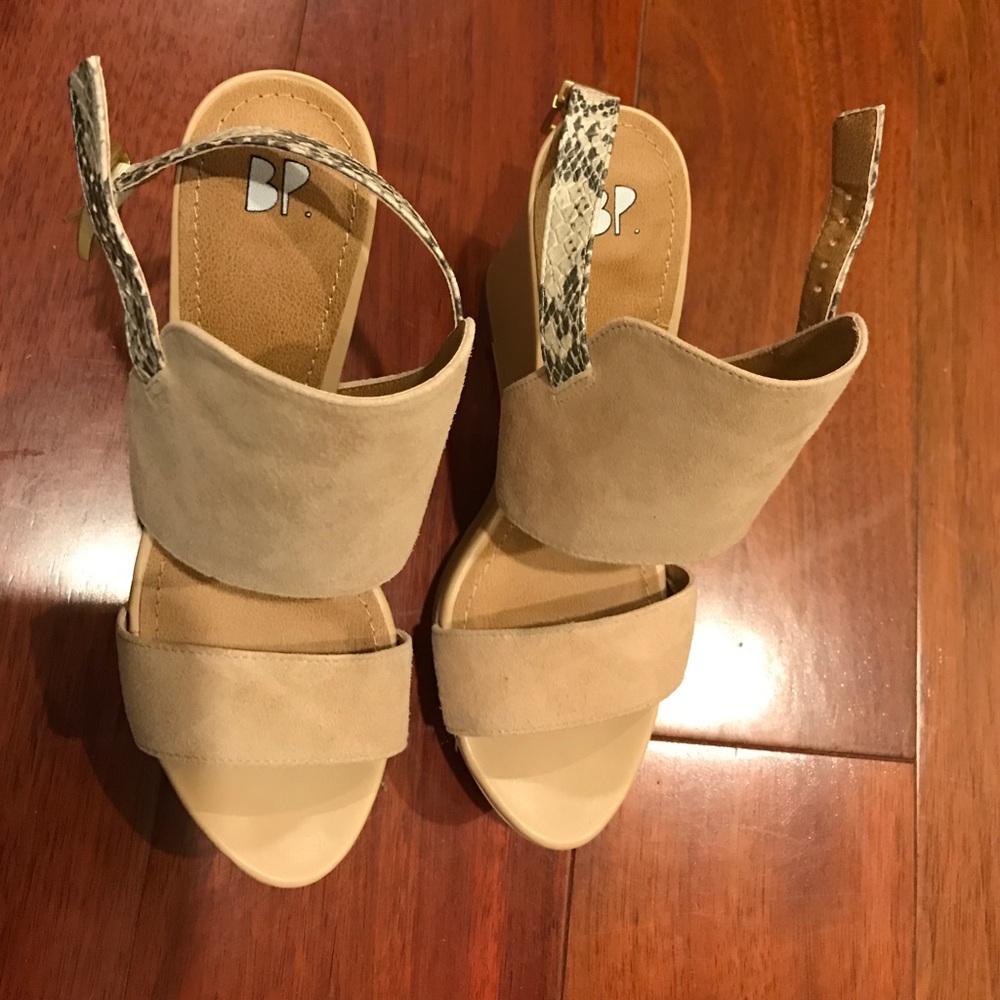 Neutral flatform/platform shoes